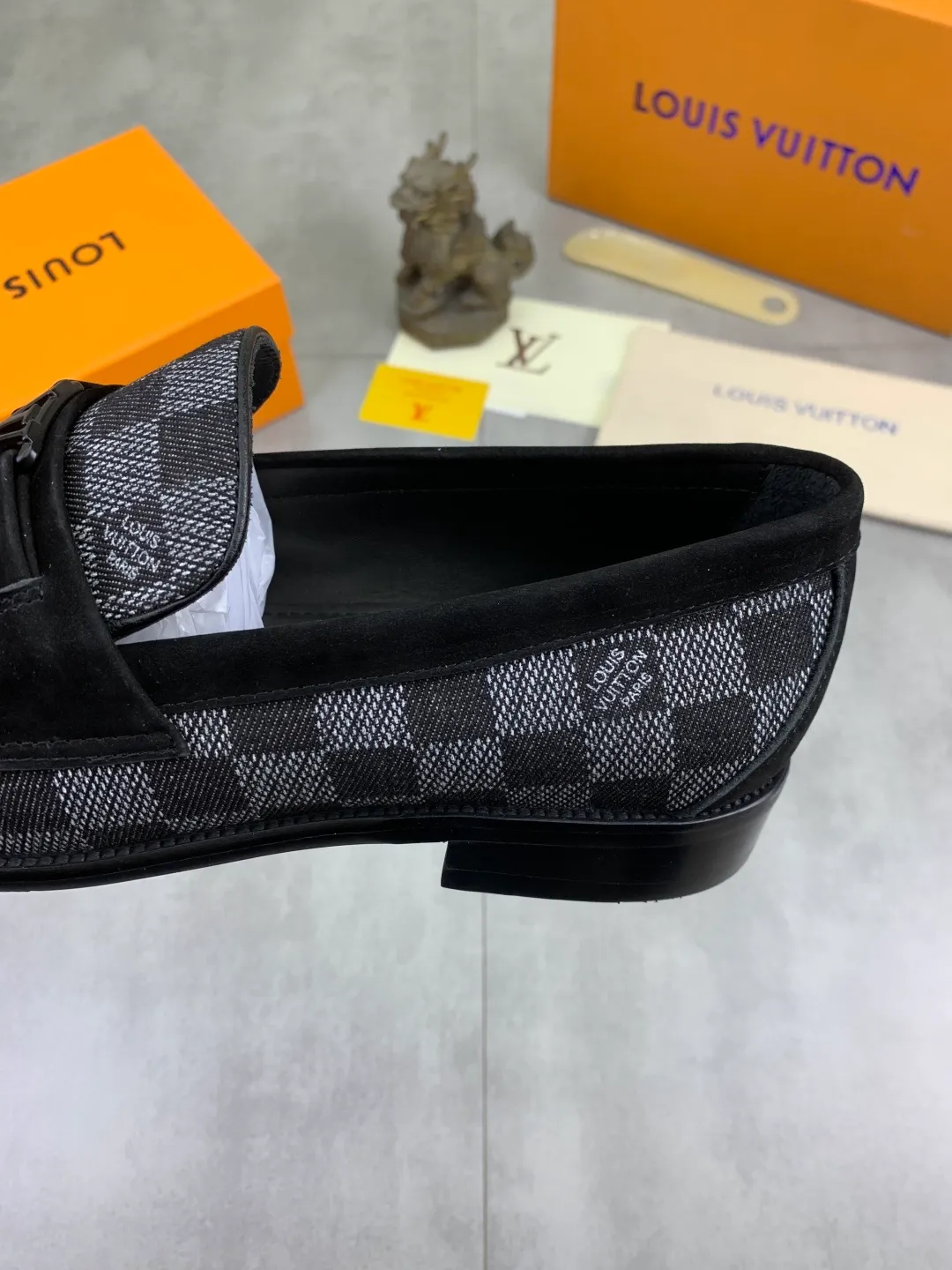 Men's men's shoes 💰P520 New style 💶[LOUIS VUITTON] Water-dyed Niuli Original order New style 🍀LV Louis Vuitton *——Top version of LV classic leather shoes! Made of imported original calfskin, original leather side strips and wear-resistant high-end rubber outsole! High quality products! Color: Black optional Size: 39-44 (45 customized)
